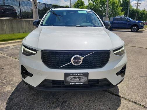 2025 Volvo XC40 B5 Plus Dark Theme