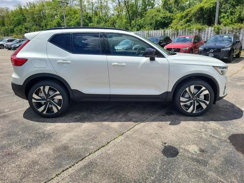 2025 Volvo XC40 B5 Plus Dark Theme