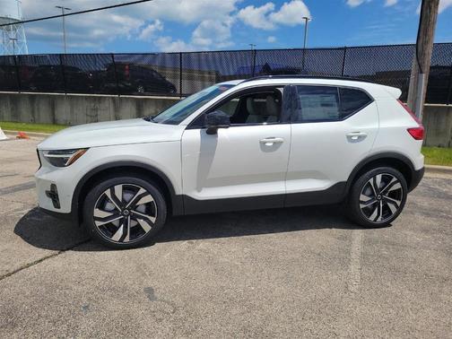 2025 Volvo XC40 B5 Plus Dark Theme