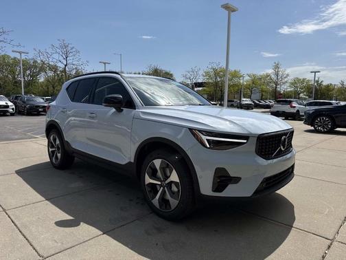 Cloud 9 White 2026 Volvo XC40 B5 Plus