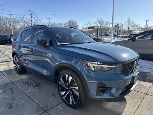 2023 Volvo XC40 B5 Ultimate Dark Theme