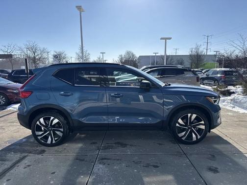 2023 Volvo XC40 B5 Ultimate Dark Theme