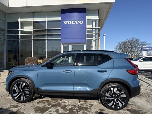 2023 Volvo XC40 B5 Ultimate Dark Theme