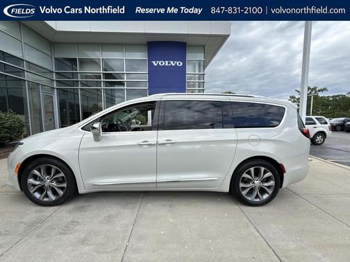 Luxury White Pearlcoat 2019 Chrysler Pacifica Limited