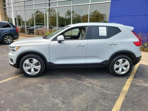 2020 Volvo XC40 T4 Momentum