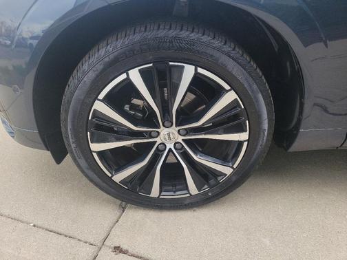 2024 Volvo XC60 B5 Plus Dark Theme