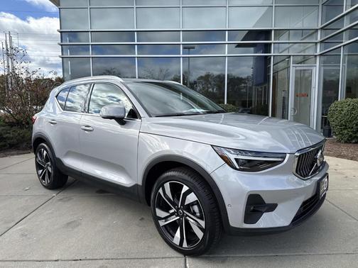 2025 Volvo XC40 B5 Plus Bright Theme