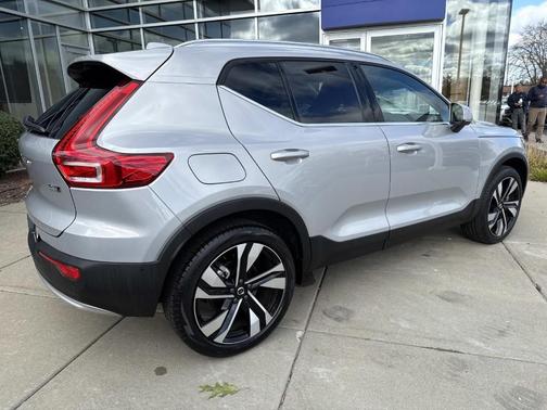 2025 Volvo XC40 B5 Plus Bright Theme