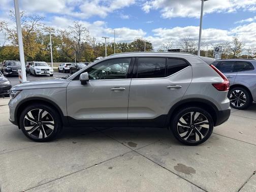 2025 Volvo XC40 B5 Plus Bright Theme
