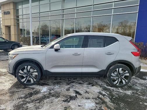 2025 Volvo XC40 B5 Plus Bright Theme