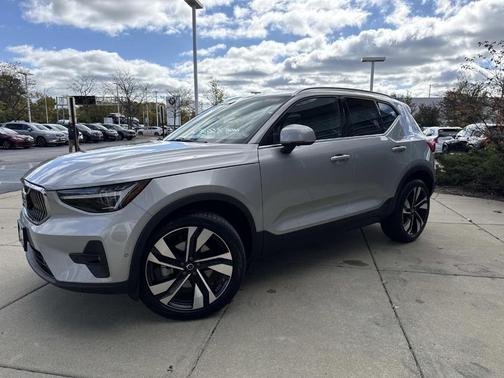 2025 Volvo XC40 B5 Plus Bright Theme