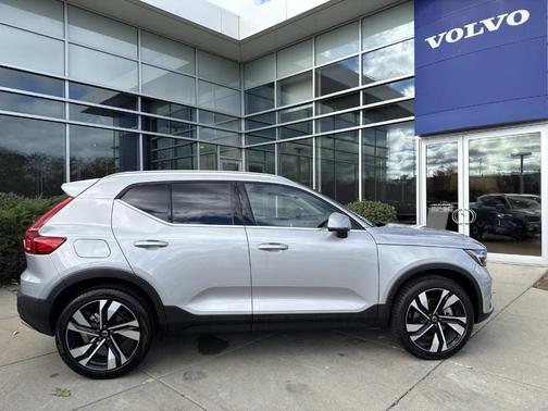 2025 Volvo XC40 B5 Plus Bright Theme