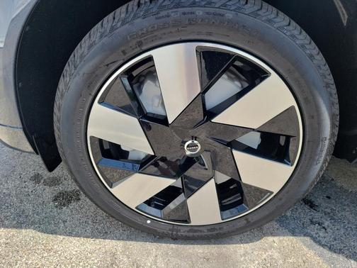 2025 Volvo XC60 Plug-In Hybrid T8 Plus