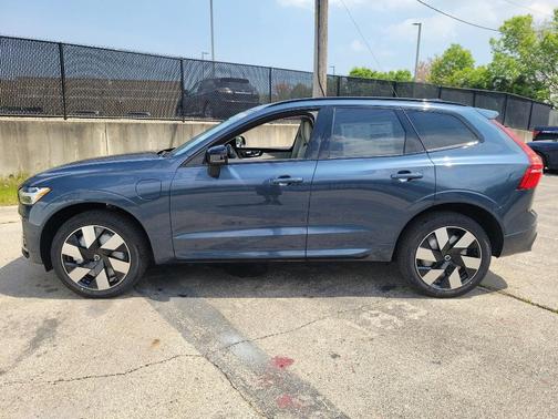 2025 Volvo XC60 Plug-In Hybrid T8 Plus