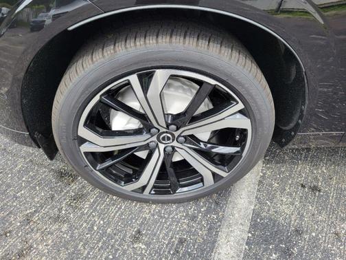 2025 Volvo XC60 B5 Ultra