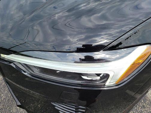 2025 Volvo XC60 B5 Ultra