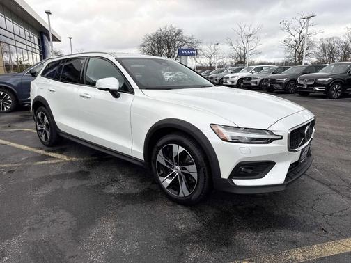 2024 Volvo V60 Cross Country B5 Plus