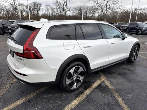 2024 Volvo V60 Cross Country B5 Plus