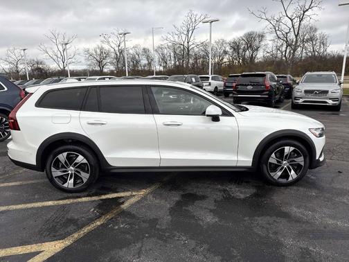 2024 Volvo V60 Cross Country B5 Plus