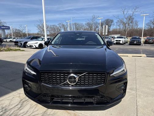 Onyx Black Metallic 2025 Volvo S60 B5 Plus