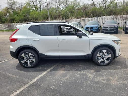 2025 Volvo XC40 B5 Plus Dark Theme