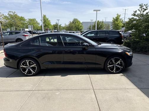 Onyx Black Metallic 2025 Volvo S60 B5 Plus