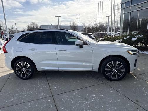 2022 Volvo XC60 B5 Momentum