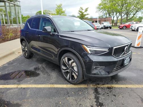 2025 Volvo XC40 B5 Ultra Bright Theme
