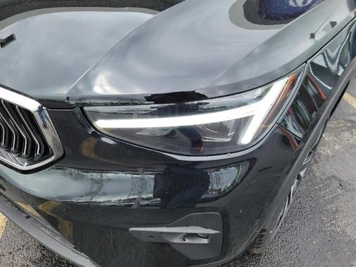 2025 Volvo XC40 B5 Ultra Bright Theme