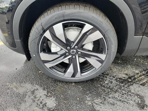 2025 Volvo XC40 B5 Ultra Bright Theme