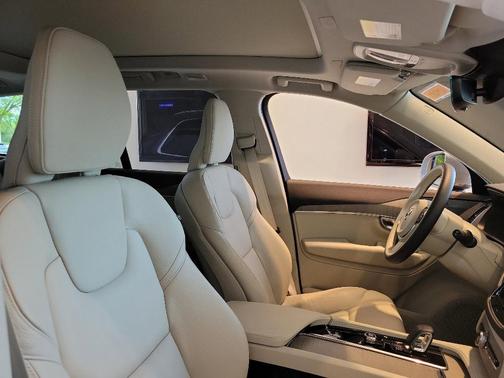2025 Volvo XC90 Plug-In Hybrid T8 Plus 7-Seater