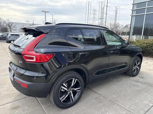 2026 Volvo XC40 B5 Core