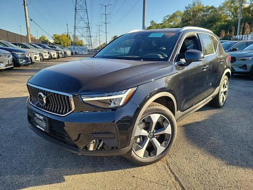2025 Volvo XC40 B5 Core Bright Theme