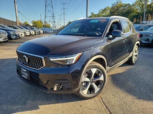 2025 Volvo XC40 B5 Core Bright Theme