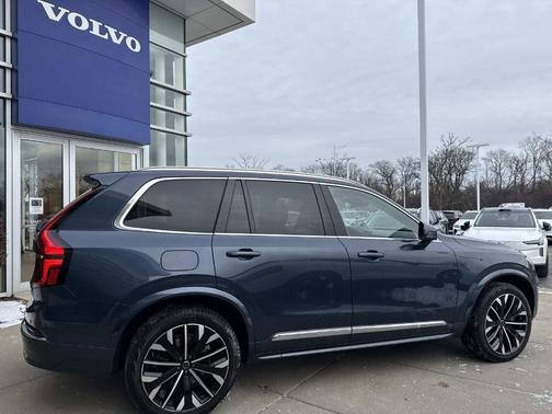 2025 Volvo XC90 B5 Plus