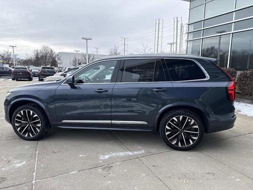 2025 Volvo XC90 B5 Plus