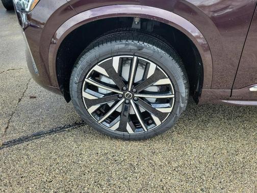2025 Volvo XC90 B5 Core