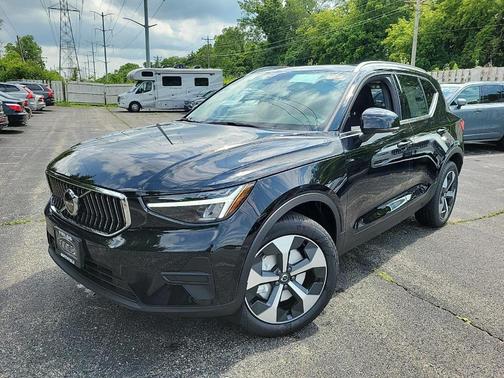2025 Volvo XC40 B5 Core Bright Theme