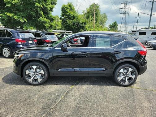 2025 Volvo XC40 B5 Core Bright Theme