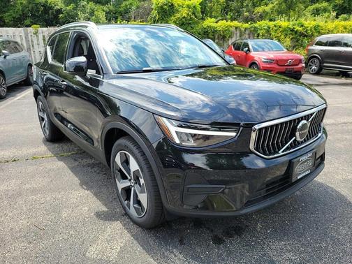 2025 Volvo XC40 B5 Core Bright Theme