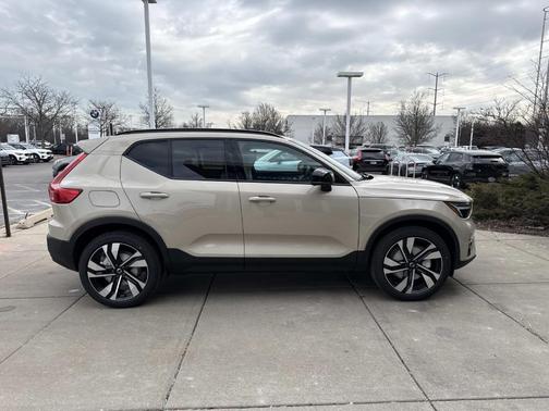 2026 Volvo XC40 B5 Plus