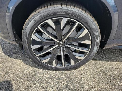 2025 Volvo XC90 B5 Core