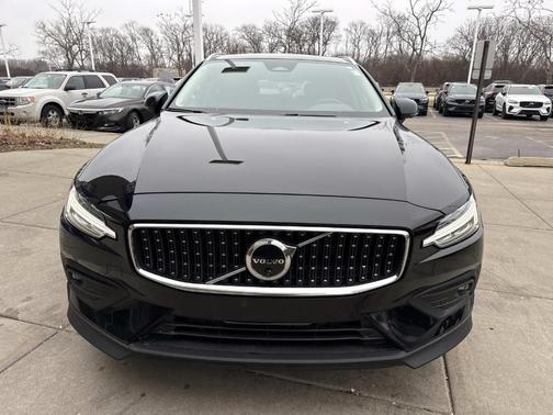 2025 Volvo V60 Cross Country B5 Plus