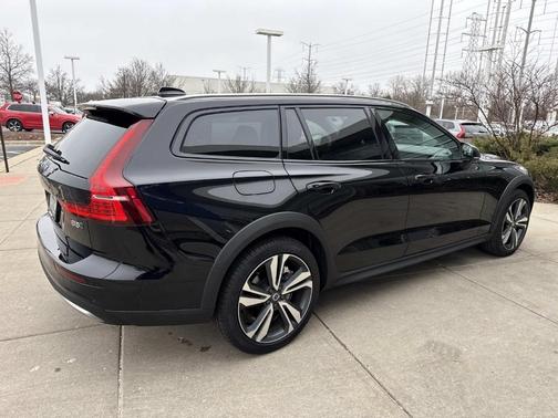 2025 Volvo V60 Cross Country B5 Plus
