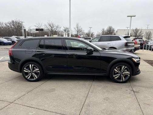 2025 Volvo V60 Cross Country B5 Plus