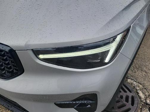 2025 Volvo XC40 B5 Ultra Dark Theme