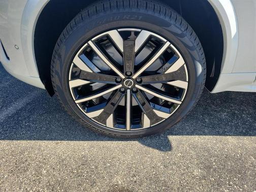 2025 Volvo XC90 Plug-In Hybrid T8 Plus 7-Seater
