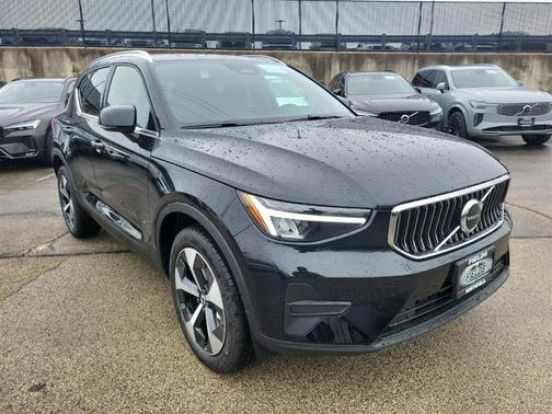 2025 Volvo XC40 B5 Core Bright Theme
