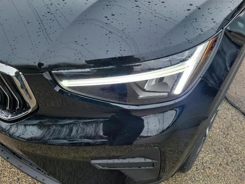 2025 Volvo XC40 B5 Core Bright Theme