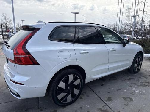 2024 Volvo XC60 Recharge Plug-In Hybrid T8 Ultimate Dark Theme
